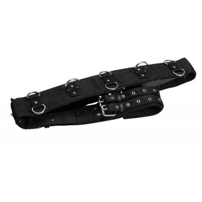 Cinto preto com argolas metálicas e fivela dupla