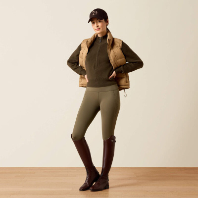 Mulher com roupa casual de tons verdes e bege contra fundo branco