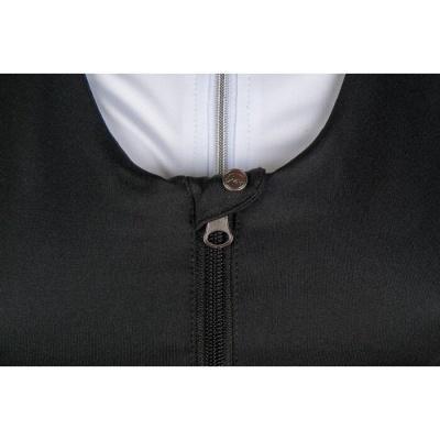 Fecho éclair preto com botão metálico em tecido preto e detalhe branco