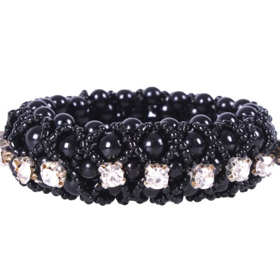 Pulseira de contas pretas com pedras translúcidas e engaste dourado