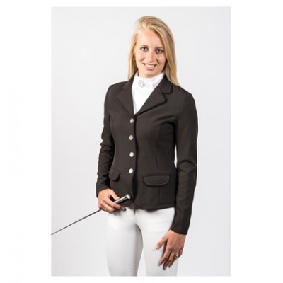 mulher com casaco preto formal e calças brancas segurando espada de esgrima