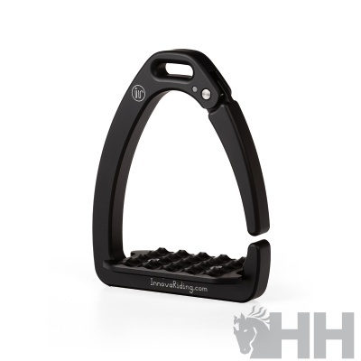 Suporte para estribo de equitação preto com textura antiderrapante e texto InnovaRiding.com