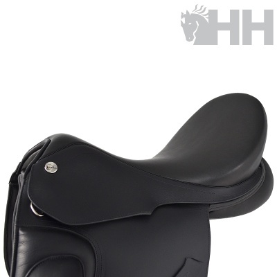 Sela de equitação preta em couro com metal prateado e logotipo HH cinza