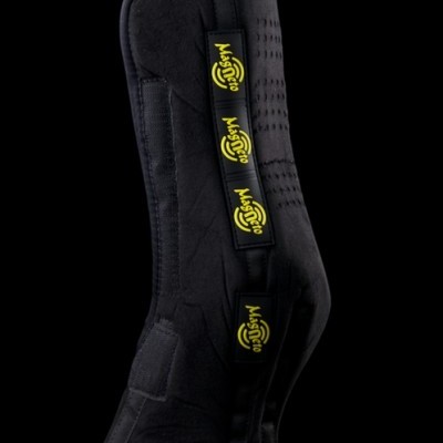 Suporte para perna têxtil preto com etiquetas amarelas e texto Magno