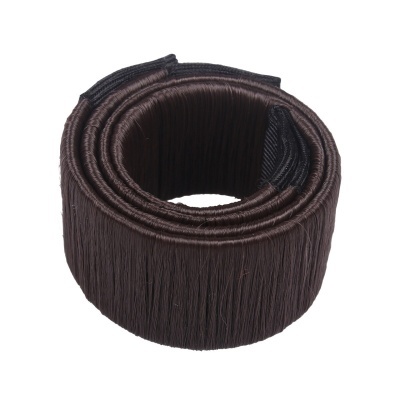 Extensão de cabelo castanho escuro enrolada com fita adesiva