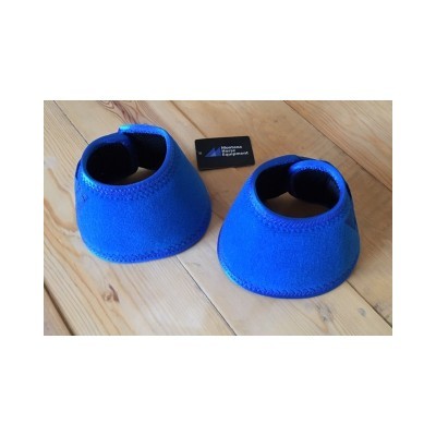 Par de campainhas azuis para cascos sobre chão de madeira com cartão Mountain Horse Equipment