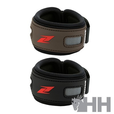 Conjunto de braçadeiras ajustáveis castanho e preto com logótipo vermelho