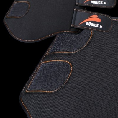 Protetores pretos com fechos de velcro e inscrição eQuick.it