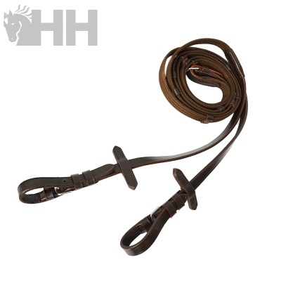 Iguais de cavalos em couro castanho com corda sobre fundo branco