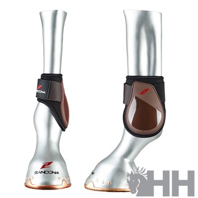 Botas de proteção para cascos de cavalo castanhas e pretas em manequins prateados