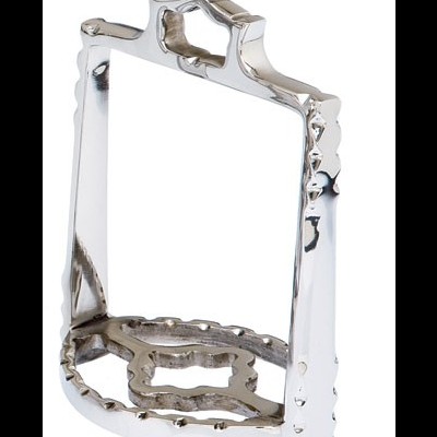 Estribo metálico prateado com design decorativo e polido