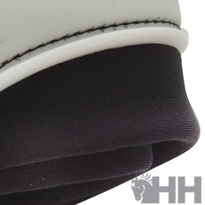 Calçado branco com sola preta e logo HH cinza