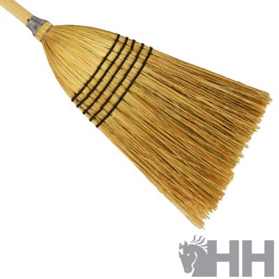 Vassoura tradicional de cerdas naturais com cabo de madeira e logótipo HH