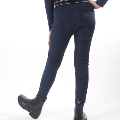 Calças justas de equitação azul-escuro com padrão perfurado e cinto preto com texto cursivo