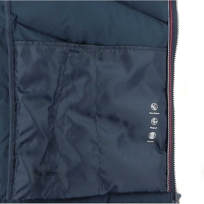 Interior de casaco azul escuro com bolso e fecho de correr