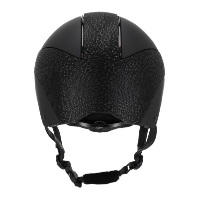 Capacete preto com padrão de escamas e tiras ajustáveis