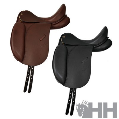 Duas selas de equitação em pele castanha e preta com alças e fivelas douradas