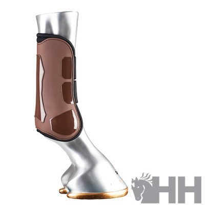 Proteção castanha para perna de cavalo num manequim prateado com casco dourado