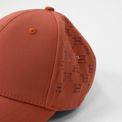 Boné terracota com padrão perfurado lateral