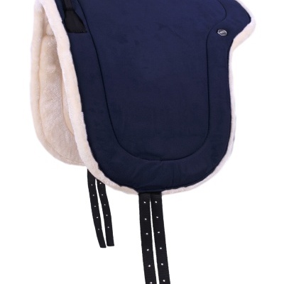 Sela de cavalo azul escura com forro branco felpudo e tiras pretas