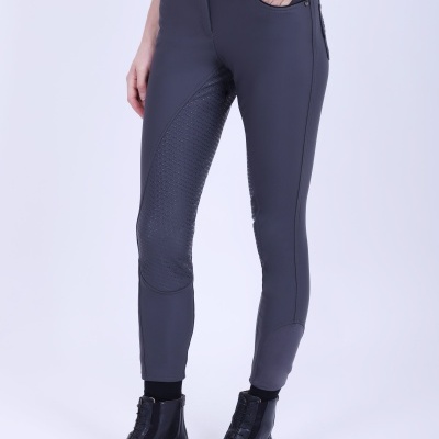 Calças de equitação cinzentas com textura antiderrapante e botins pretos