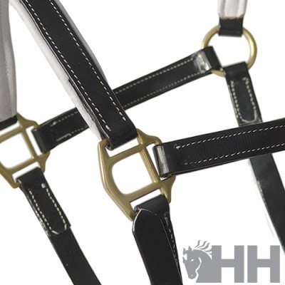 Cavesson de montar em pele preta com costuras brancas e fivelas metálicas douradas