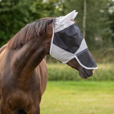 Máscara de proteção preta e branca para cavalo ao ar livre