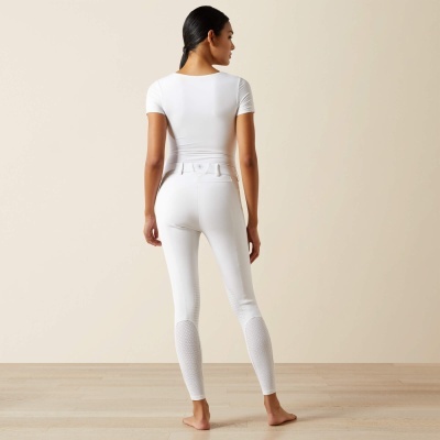 Modelo de costas com calças brancas justas e t-shirt branca de manga curta