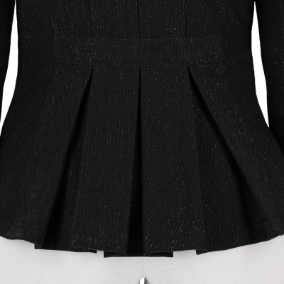 Blusa preta canelada com brilhantes e pregas largas na parte inferior