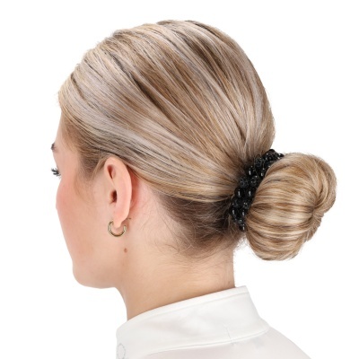 Presilha de cabelo preta com contas usada num coque em cabelo loiro claro