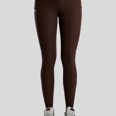 Calças justas castanhas com botões e sapatilhas prateadas