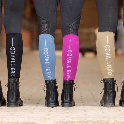 Meias compridas de equitação coloridas com texto COVALLIERO e botas pretas