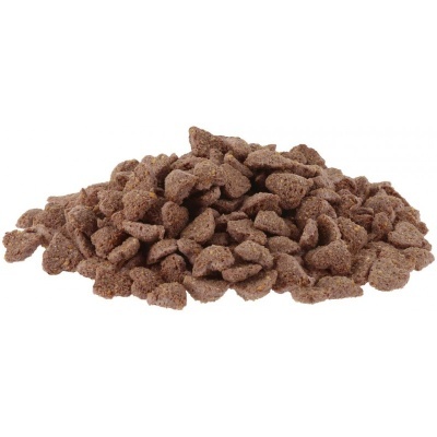 Montinho de pedaços castanhos escuros pequenos sobre fundo branco