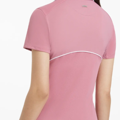 Vista traseira de polo rosa de mulher com gola com acabamento branco e costura branca, usado com calças de ganga azuis.