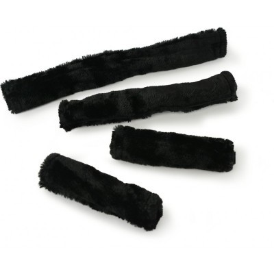 Protetsores de cinto de segurança pretos peludos sobre fundo branco