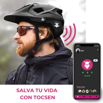 Homem com capacete preto de ciclismo e app Tocsen no smartphone.