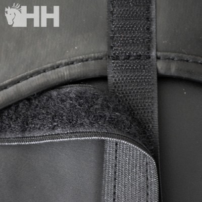 Close-up de produto preto com velcro, fita costurada e logotipo HH branco
