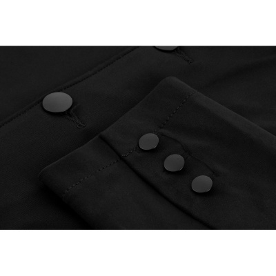 Roupa preta com botões pretos opacos e tecido liso