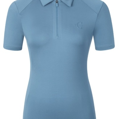 Polo feminino azul claro com gola e fecho parcial, logótipo em relevo e etiqueta interior.