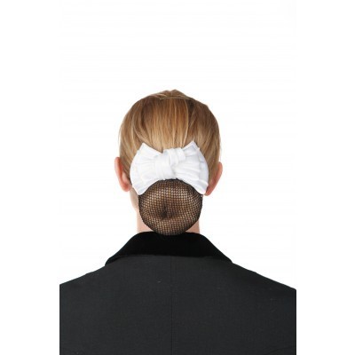 Mulher de costas com coque preso por rede e laço branco.