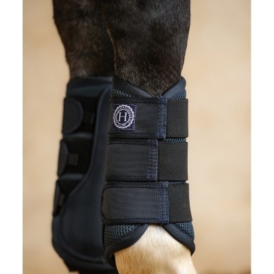 Proteção preta para perna de cavalo com fechos de velcro e logo H bordado