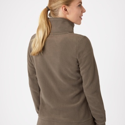 Casaco polar castanho claro com gola alta visto de costas