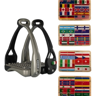 Par de estribos metálicos cinzento e preto com bandeira italiana e quatro placas de bandeiras internacionais em fundo de madeira.