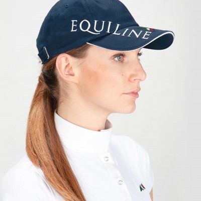 Boné azul-marinho com texto EQUILINE usado por mulher com camisa branca