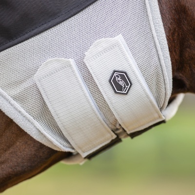 Protetor branco para cavalo com velcro e logótipo QHP no pescoço do cavalo