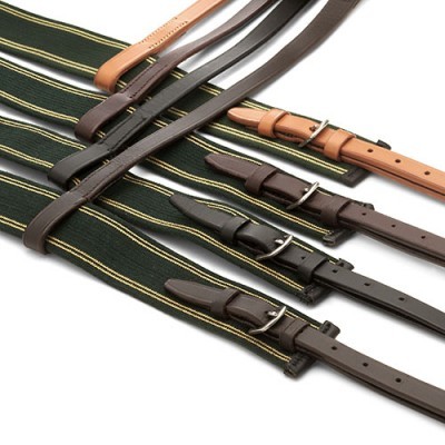 Cinco cintos de couro em diferentes tons sobre tecido verde às riscas, fundo branco