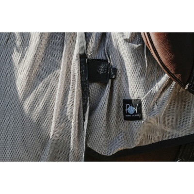 Tecido de malha cinzenta com etiqueta RENNO WORLD sobre couro castanho