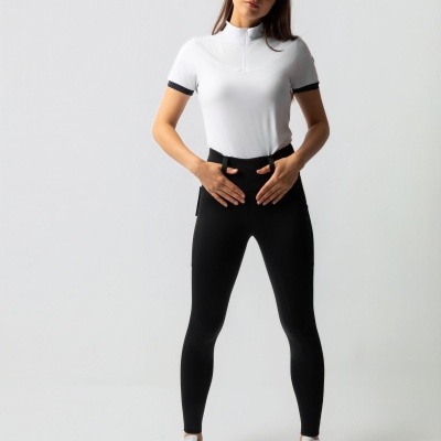 Mulher a usar roupa desportiva branca e preta num fundo branco