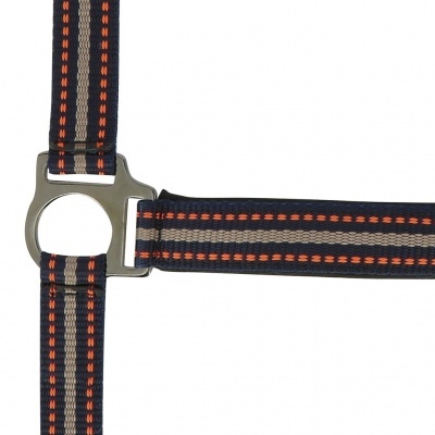 Cinta de tecido preta com riscas cinzentas, costuras laranja e fivela metálica prateada