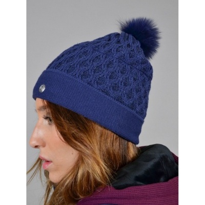 Gorro azul com pompom e botão metálico